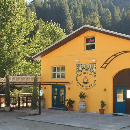 Strawhouse Resorts Big Bar Екстериор снимка