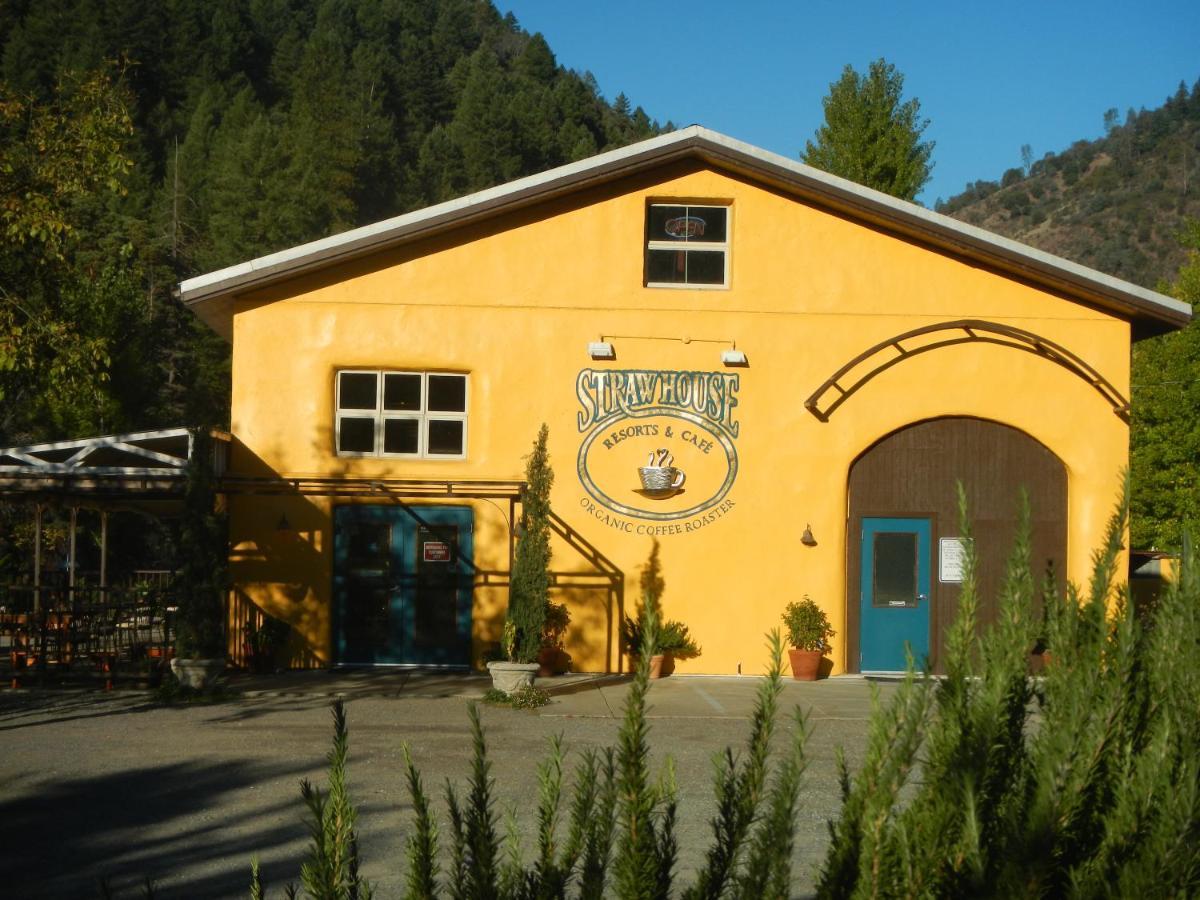 Strawhouse Resorts Big Bar Екстериор снимка